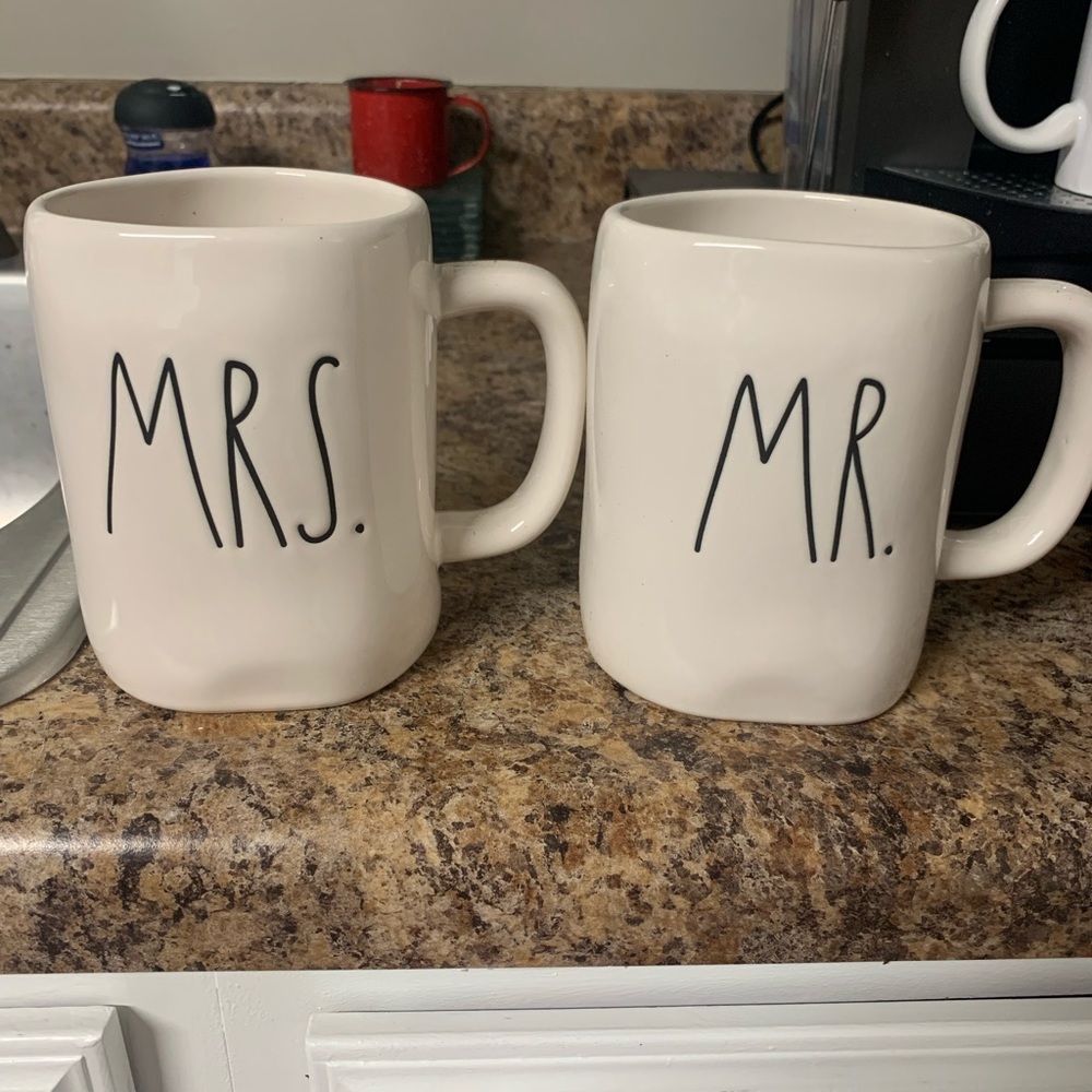 Rae Dunn mug set
